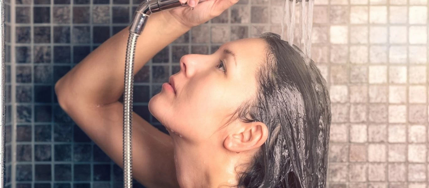 Αυτοί είναι οι 6+1 λόγοι που δε πρέπει να κάνετε καυτό μπάνιο το πρωί (βίντεο)